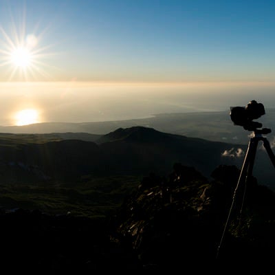 鳥海山外輪で撮影を行う三脚とカメラの写真