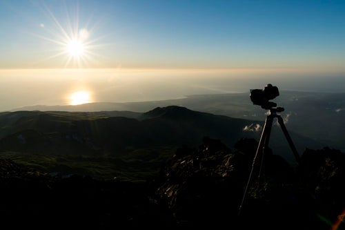 鳥海山外輪で撮影を行う三脚とカメラの写真