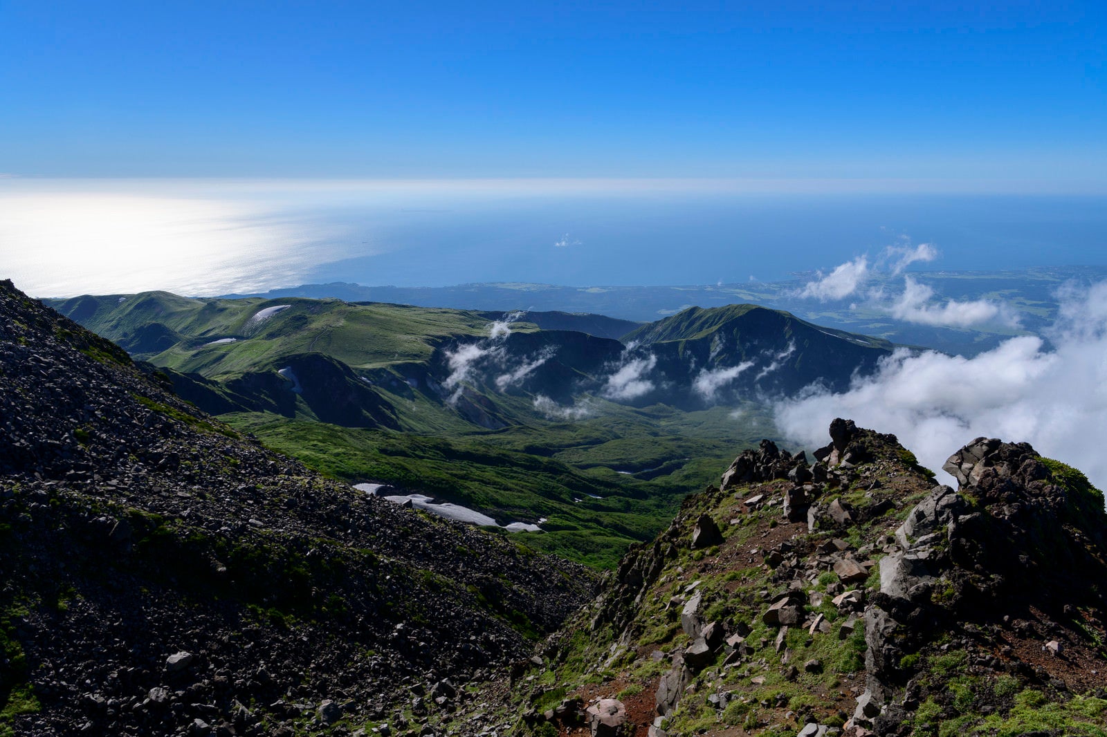 「鳥海山外輪七高山から見る日本海方面」の写真