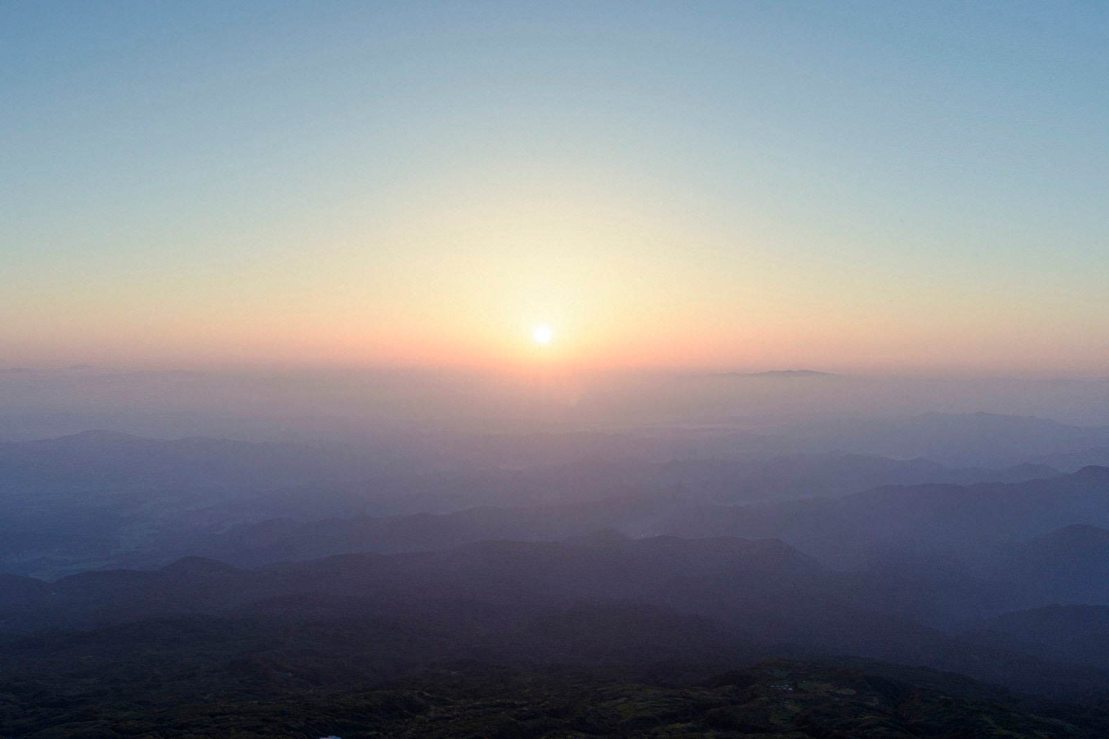 「鳥海山山頂で迎えるエモい日の出」の写真