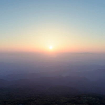 鳥海山山頂で迎えるエモい日の出の写真