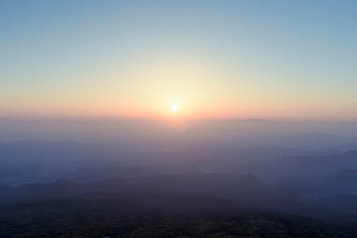 鳥海山山頂で迎えるエモい日の出の写真