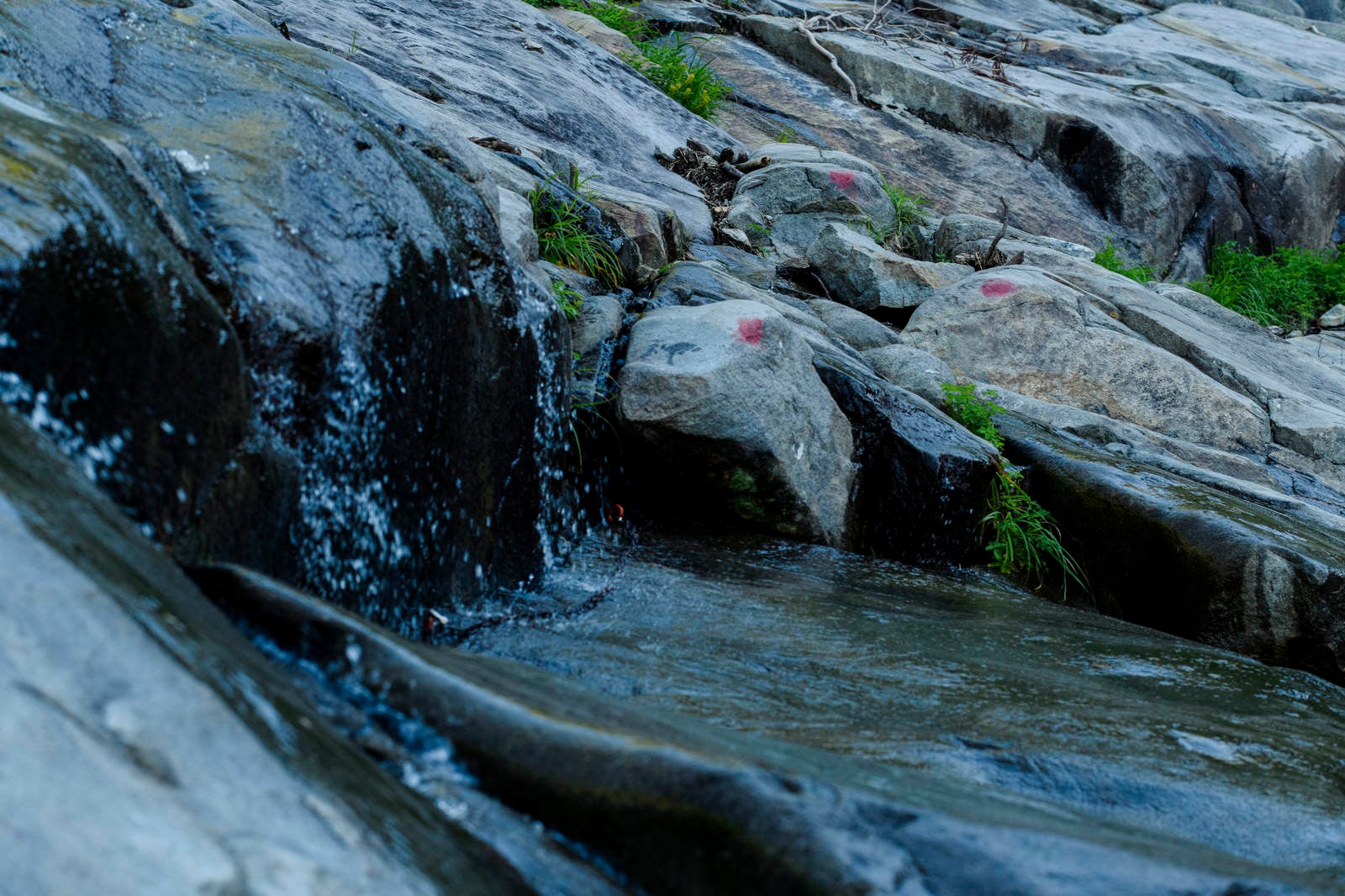 「水が滴り滑る岩」の写真