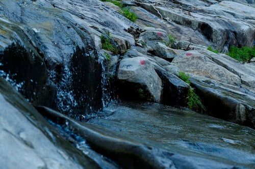 水が滴り滑る岩の写真
