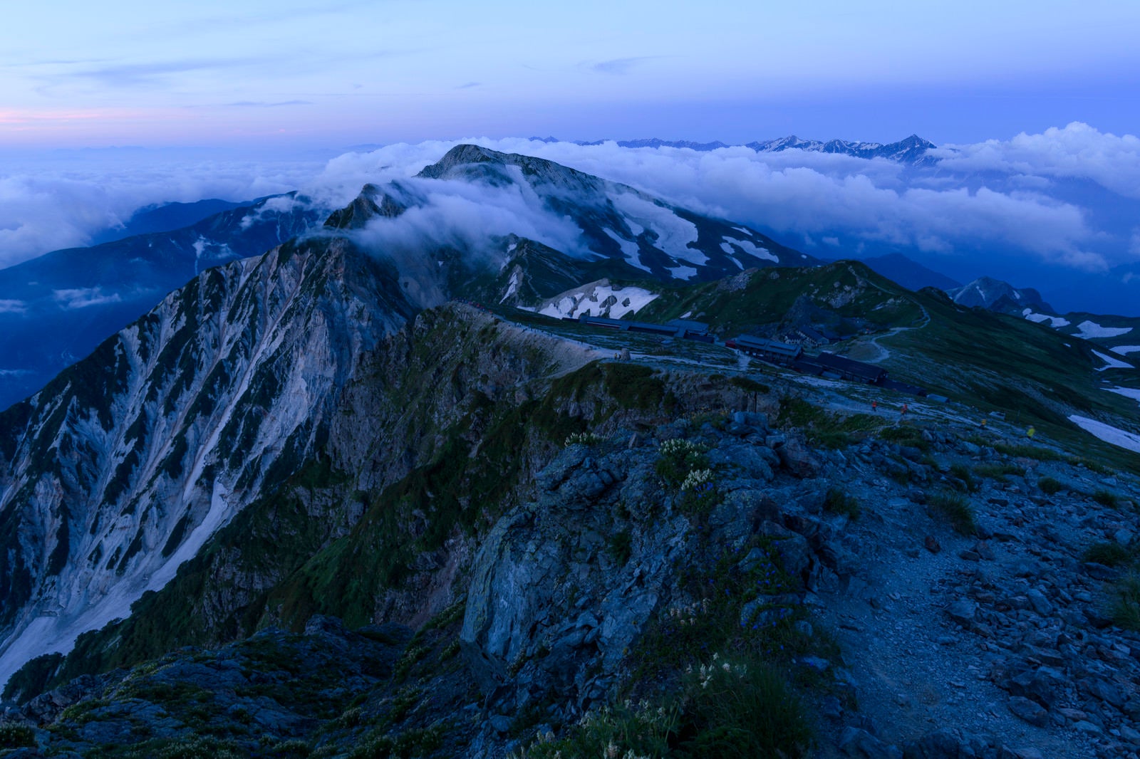 「夜明けを待つ白馬岳稜線」の写真