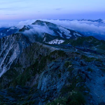 夜明けを待つ白馬岳稜線の写真