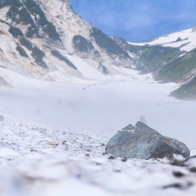 大雪渓に転がる落石（白馬岳）の写真