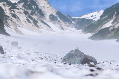 大雪渓に転がる落石（白馬岳）の写真