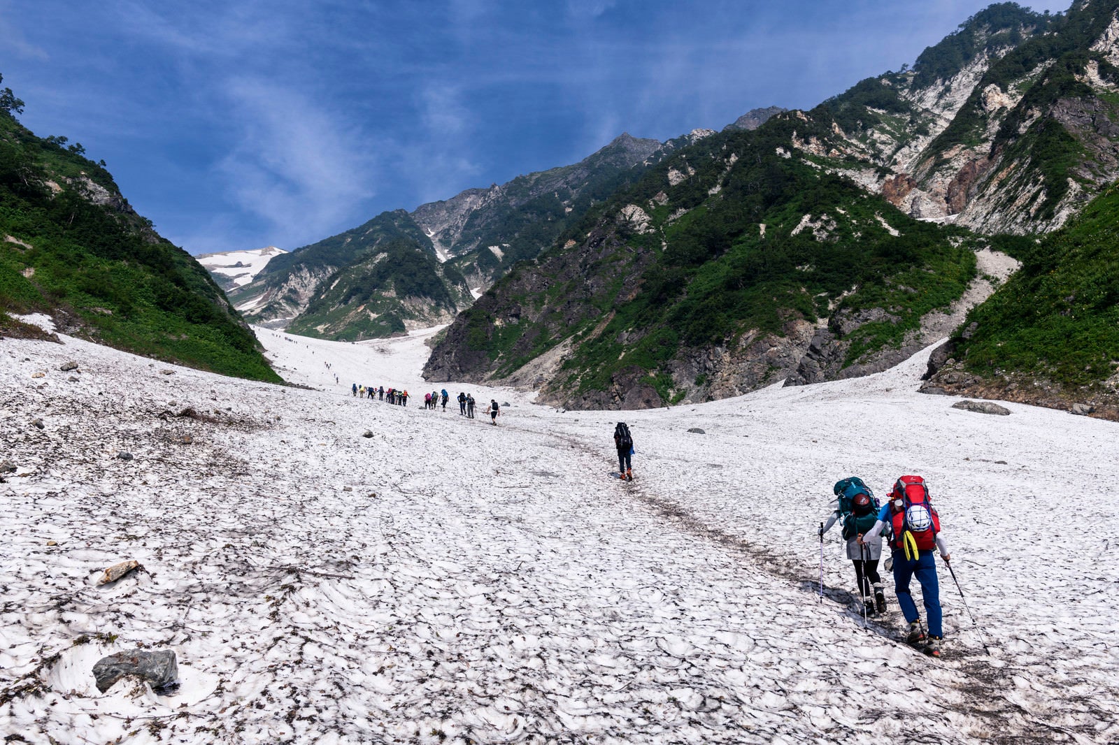 「白馬大雪渓を登る登山者（白馬岳）」の写真