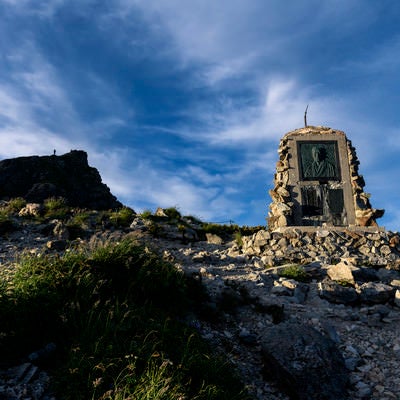 白馬岳山頂の石碑とレリーフの写真