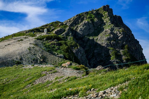 白馬岳山頂と登山者の写真