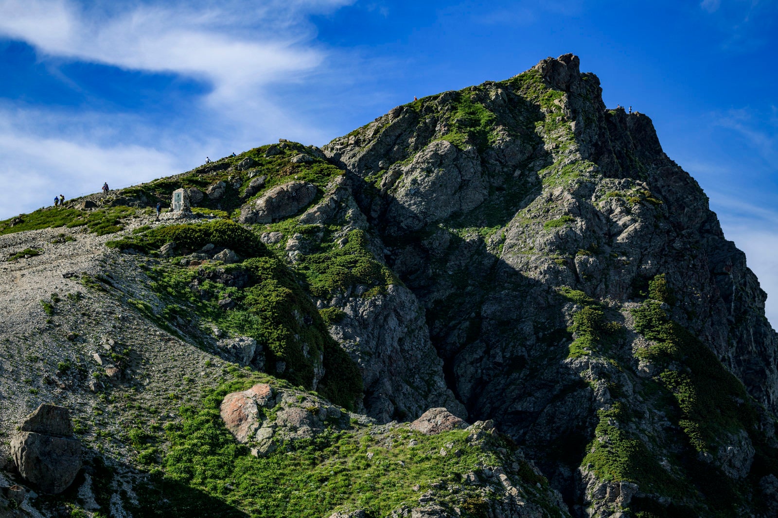 「白馬岳山頂の岩肌」の写真