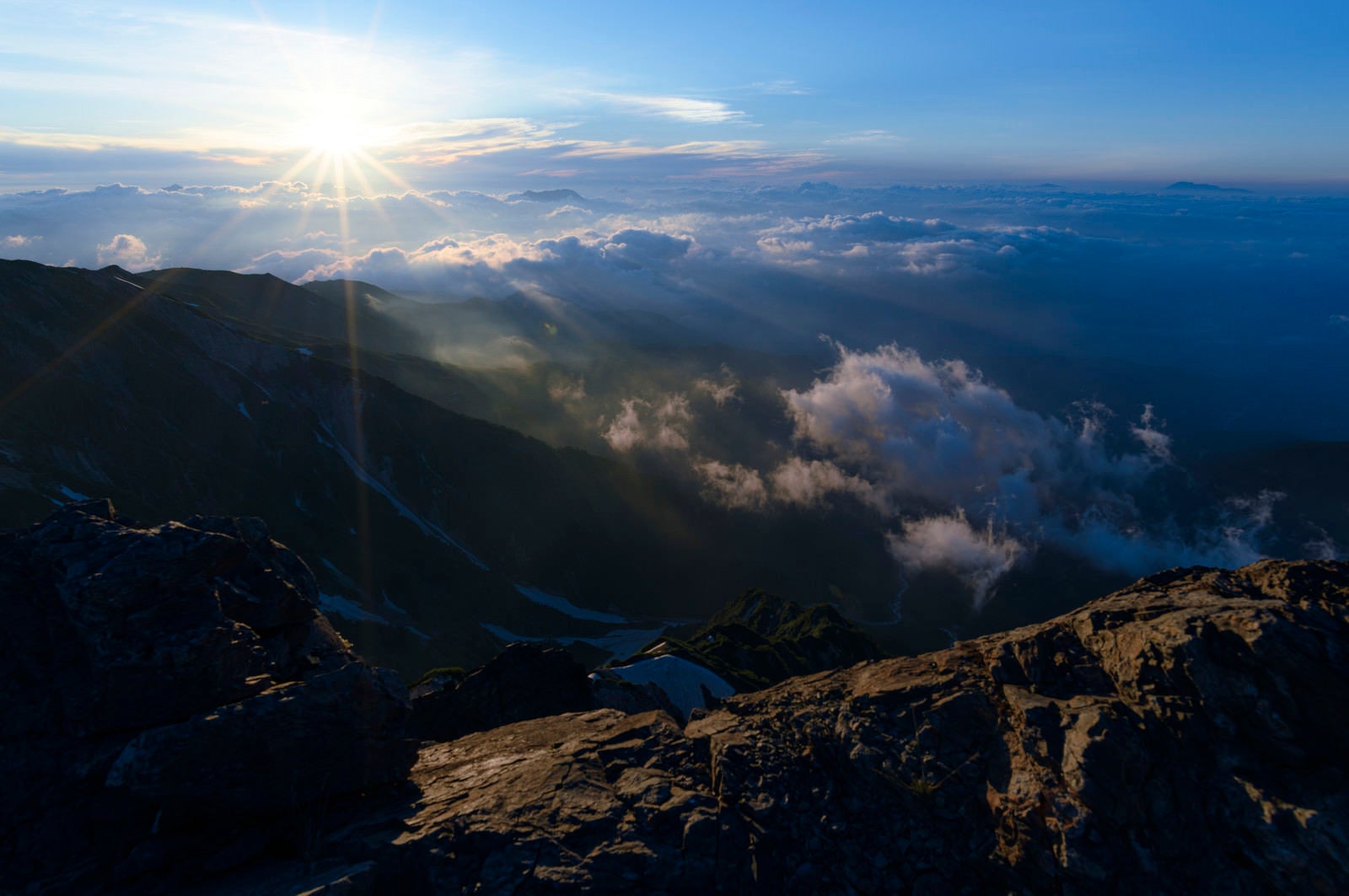 「白馬岳山頂から見る朝日」の写真
