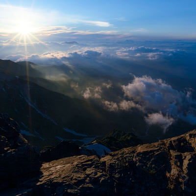 白馬岳山頂から見る朝日の写真