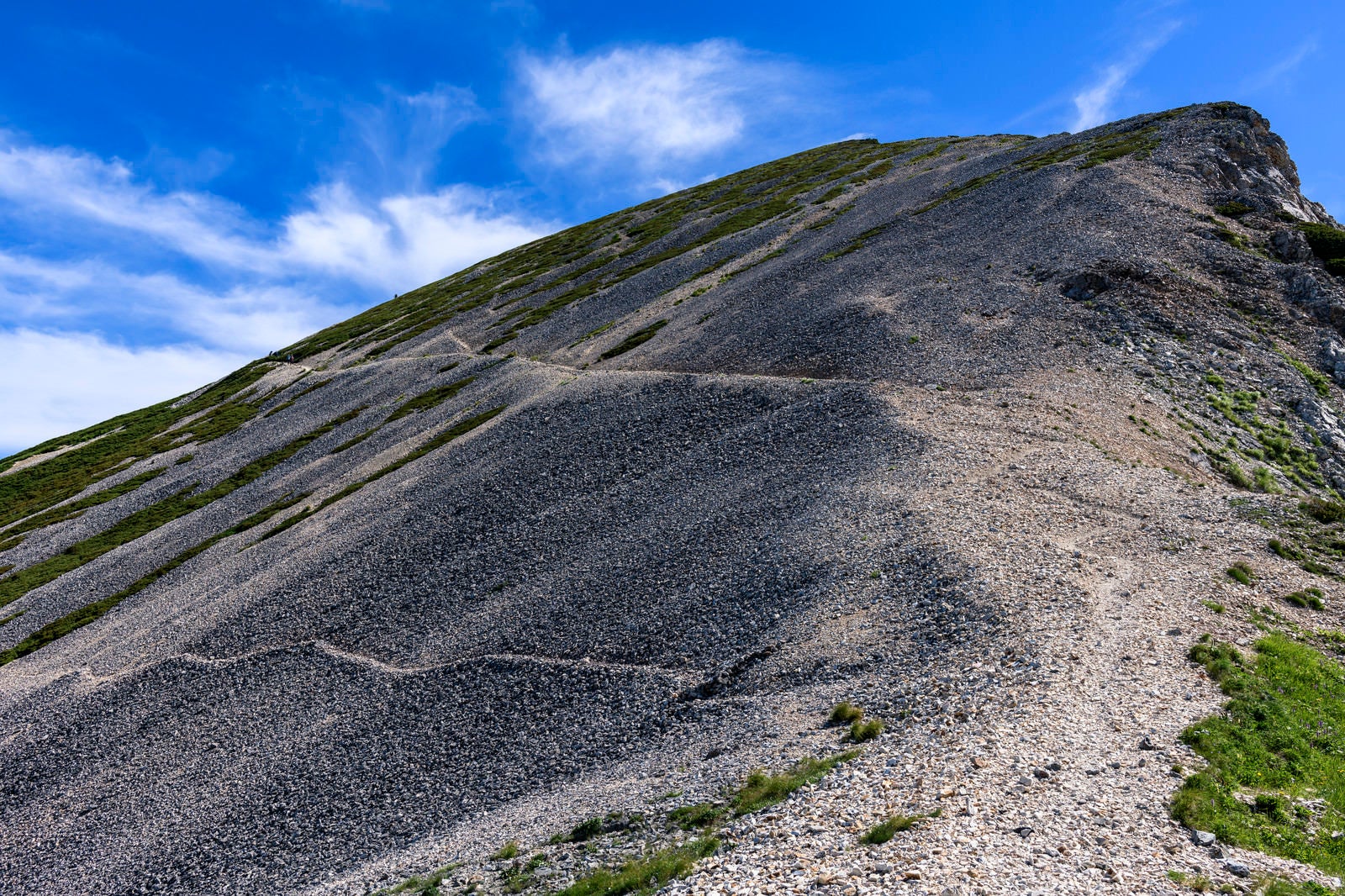 「細かい岩で形成される白馬杓子岳」の写真