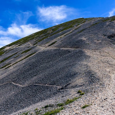 細かい岩で形成される白馬杓子岳の写真