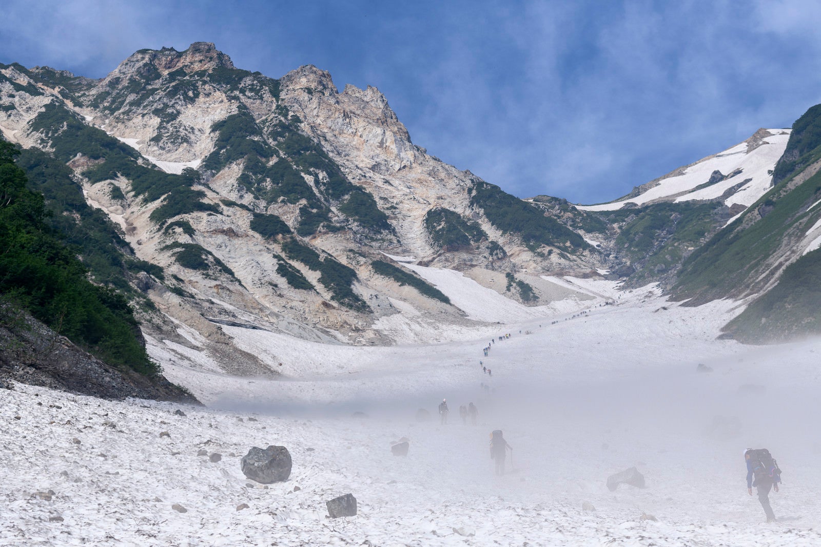「雪渓を進む登山者たち（白馬岳）」の写真