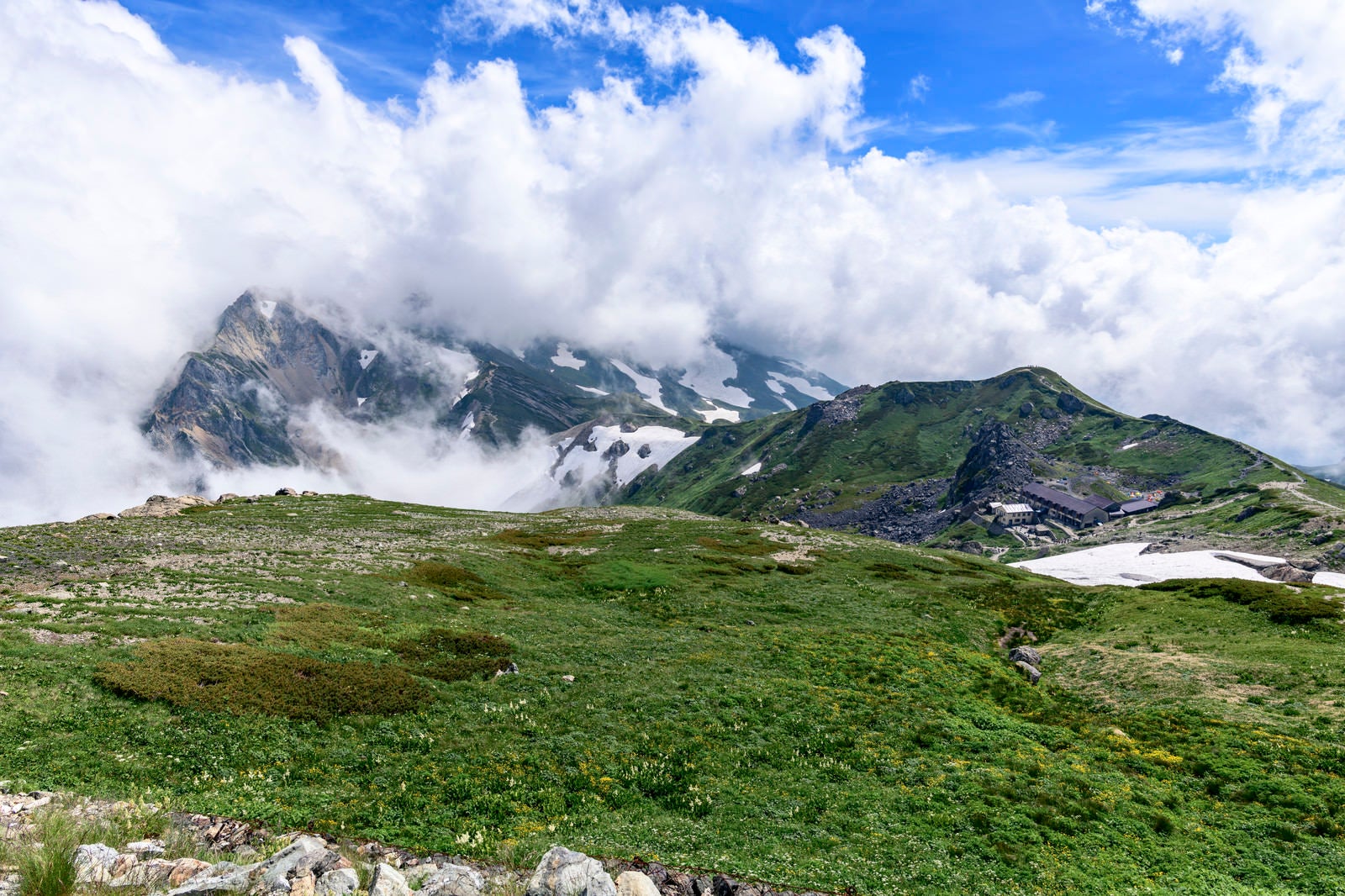 「雲に包まれる白馬岳稜線」の写真