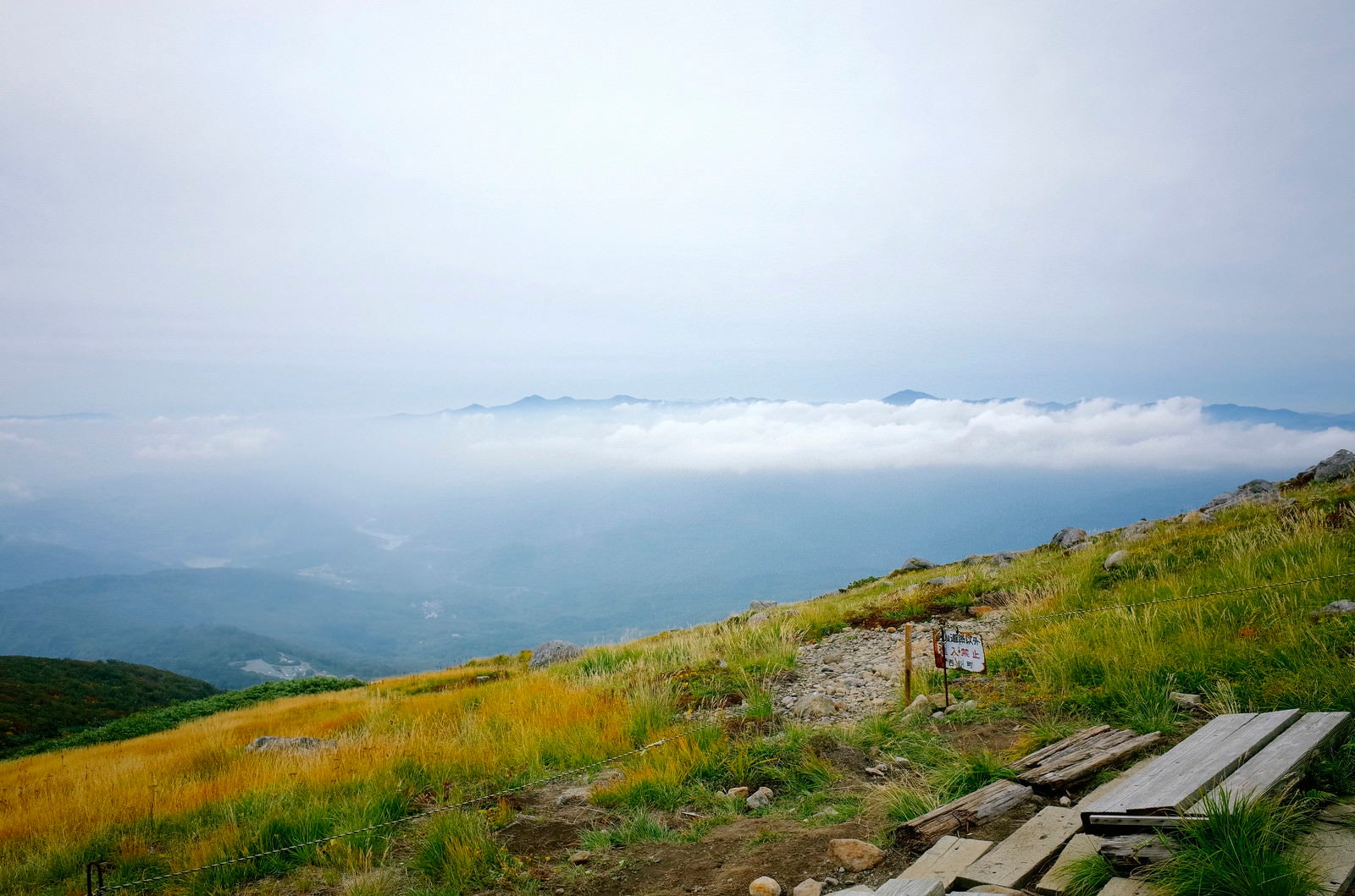 「月山のベンチから見る麓の景色」の写真
