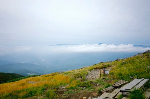 月山のベンチから見る麓の景色の写真