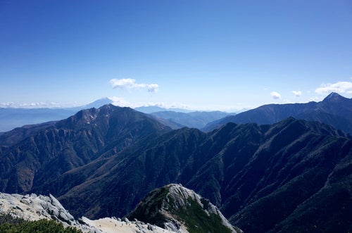 甲斐駒ヶ岳から見る鳳凰山と富士山方面の写真