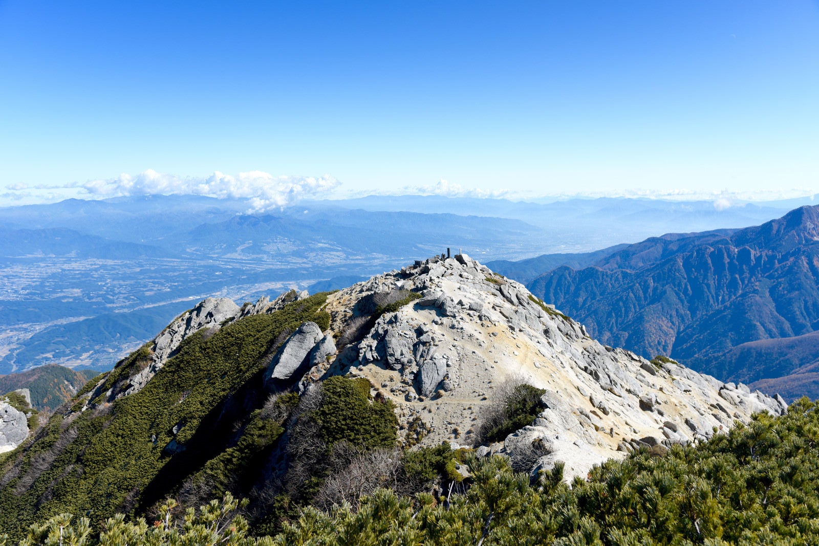 「甲斐駒ヶ岳山頂から白砂の稜線を眺める」の写真