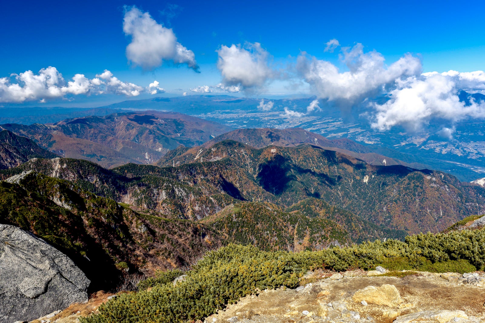 「甲斐駒ヶ岳山頂から見る紅葉の南アルプスの景色」の写真
