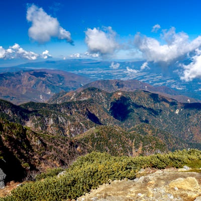 甲斐駒ヶ岳山頂から見る紅葉の南アルプスの景色の写真
