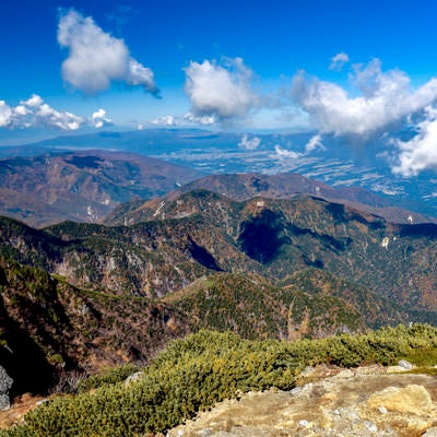 甲斐駒ヶ岳山頂から見る紅葉の南アルプスの写真