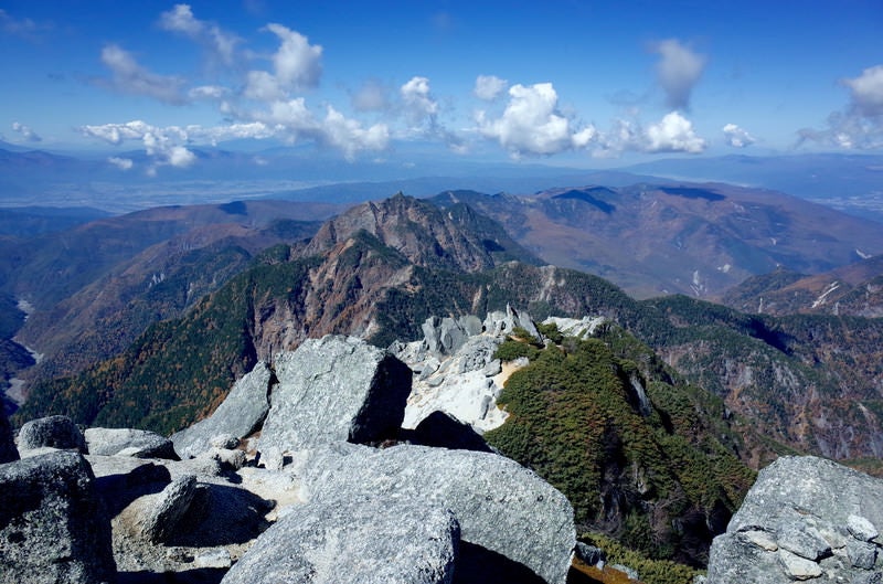 甲斐駒ヶ岳山頂から見る鋸岳方面の写真