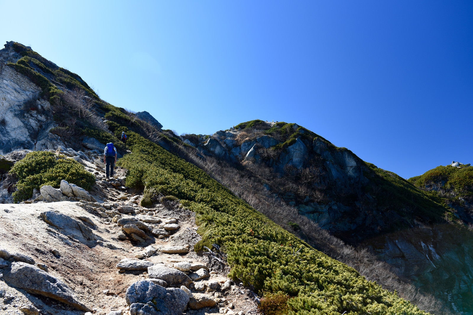 「澄んだ青空と甲斐駒稜線の景色」の写真