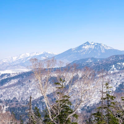 至仏山方面から見る4月の燧ヶ岳（ひうちがたけ）の写真