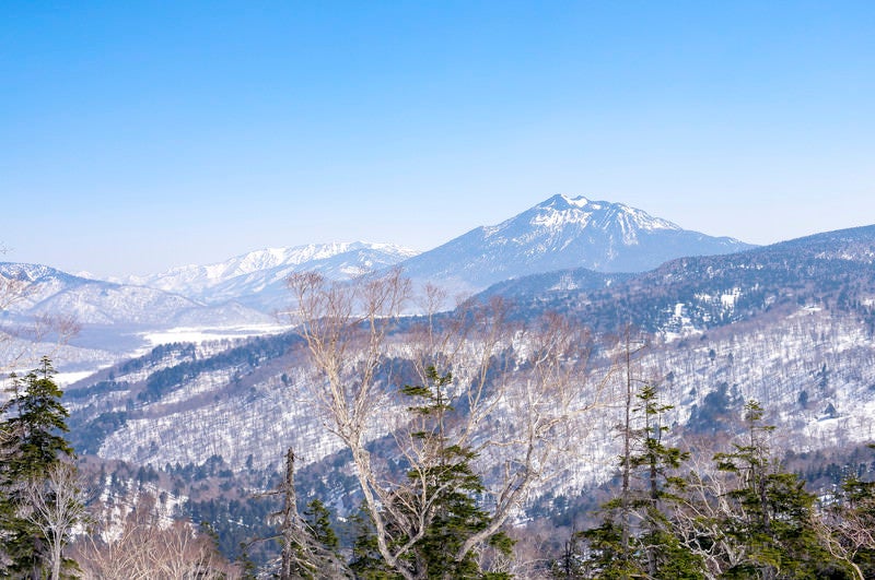 至仏山方面から見る4月の燧ヶ岳（ひうちがたけ）の写真