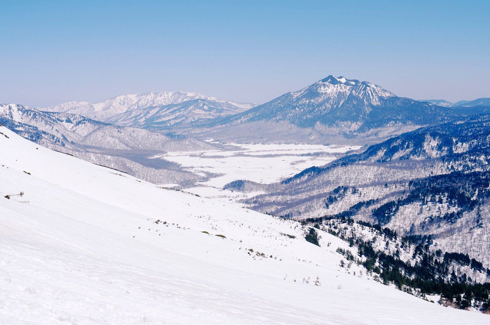 「雪に閉ざされた尾瀬と燧ヶ岳（ひうちがたけ）」の写真