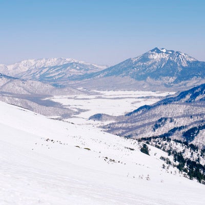 雪に閉ざされた尾瀬と燧ヶ岳（ひうちがたけ）の写真