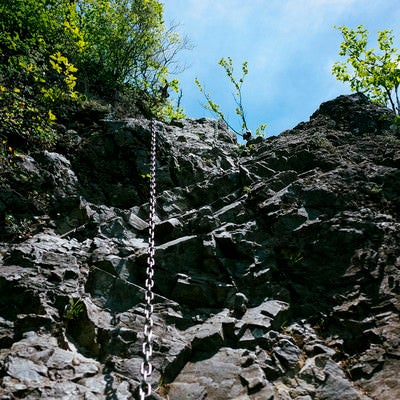 鎖を使って上り下りする必要がある八丁尾根の登山道中（両神山）の写真