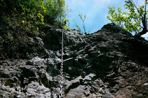 鎖を使って上り下りする必要がある八丁尾根の登山道中（両神山）の写真