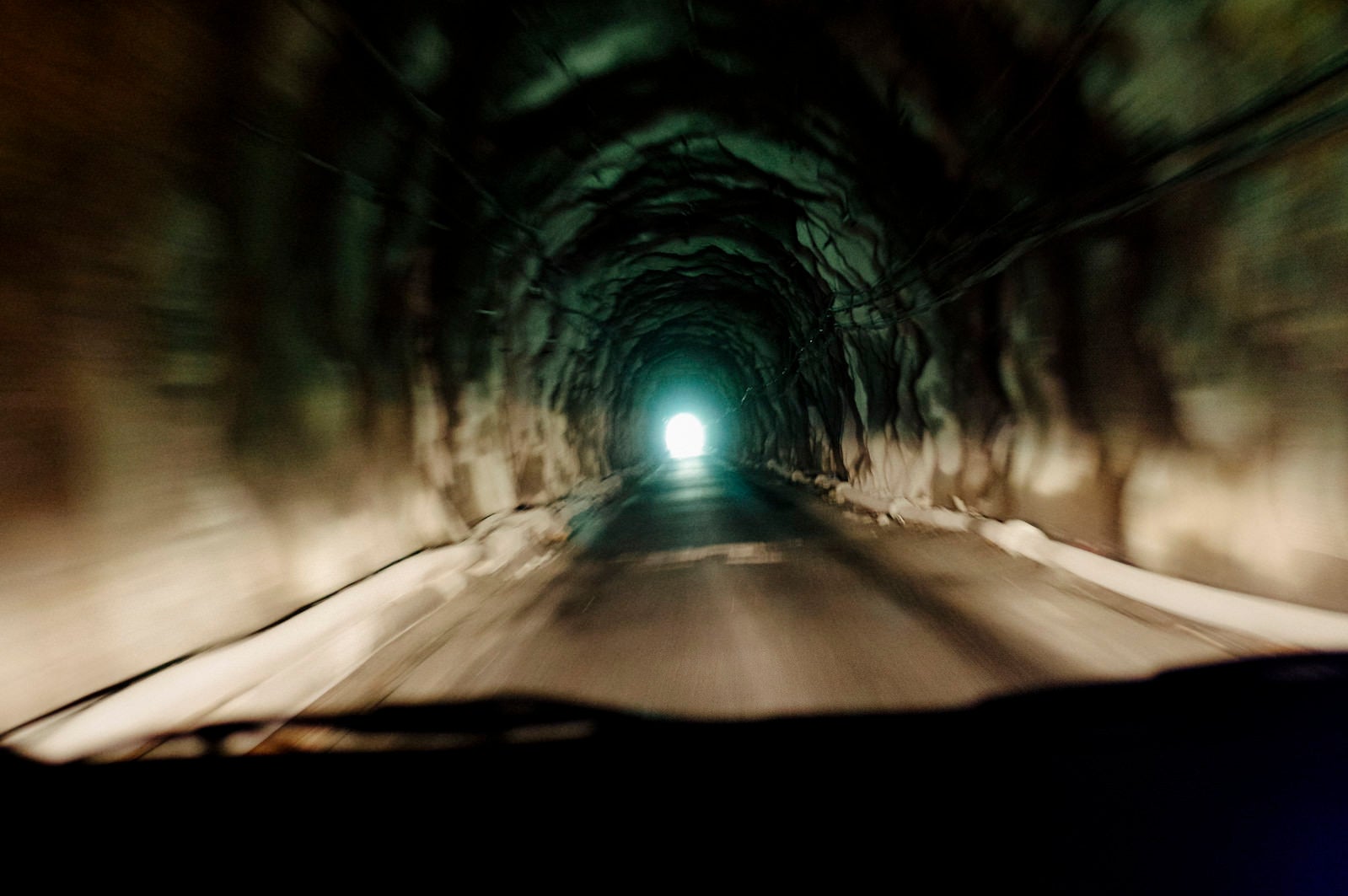 「素掘りのトンネルを走る車（両神山）」の写真