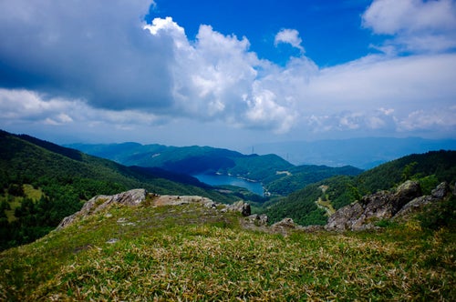 大菩薩嶺稜線から見る大菩薩湖の写真