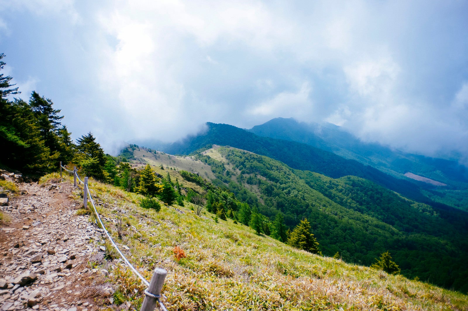 「雲に覆われる大菩薩嶺稜線」の写真
