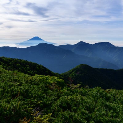 富士見平から見る山々と富士山（赤石岳）の写真
