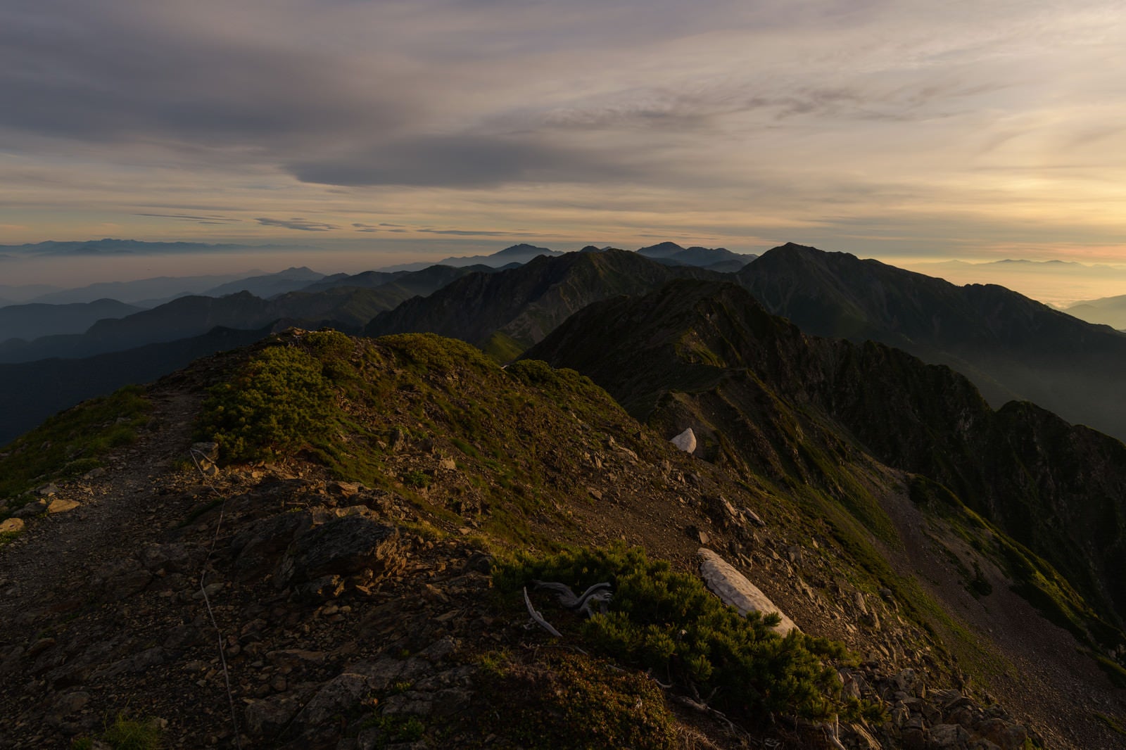 「朝日に照らされる南アルプス南部の稜線」の写真