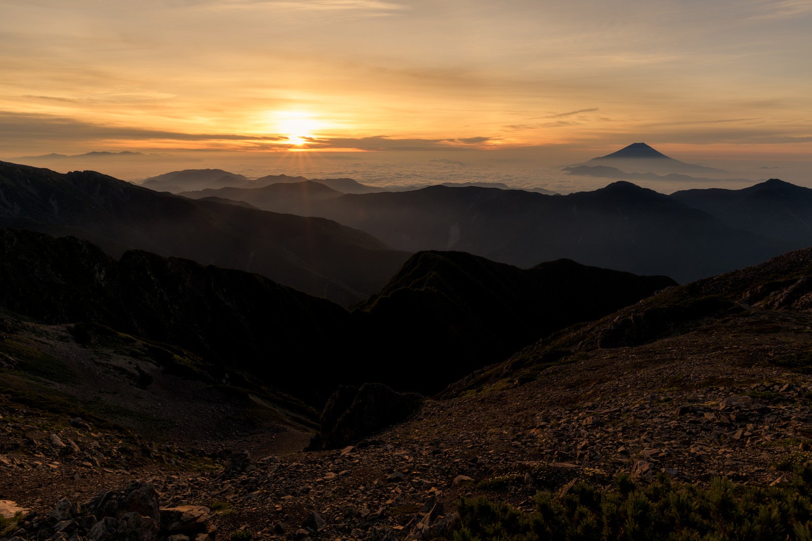 「赤石岳山頂から拝むご来光と富士山（南アルプス）」の写真