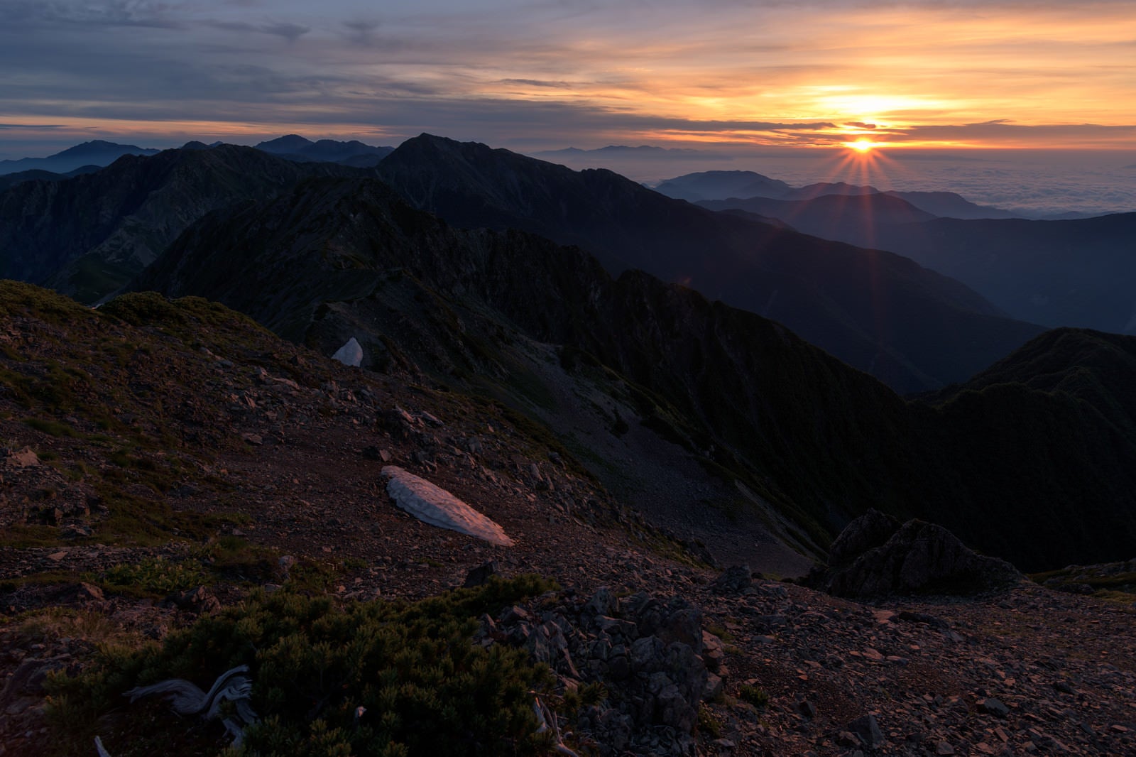 「赤石岳山頂から見る朝焼けと南アルプスの山々」の写真