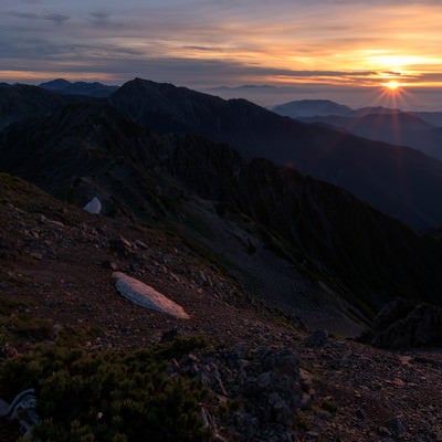 赤石岳山頂から見る朝焼けと南アルプスの山々の写真