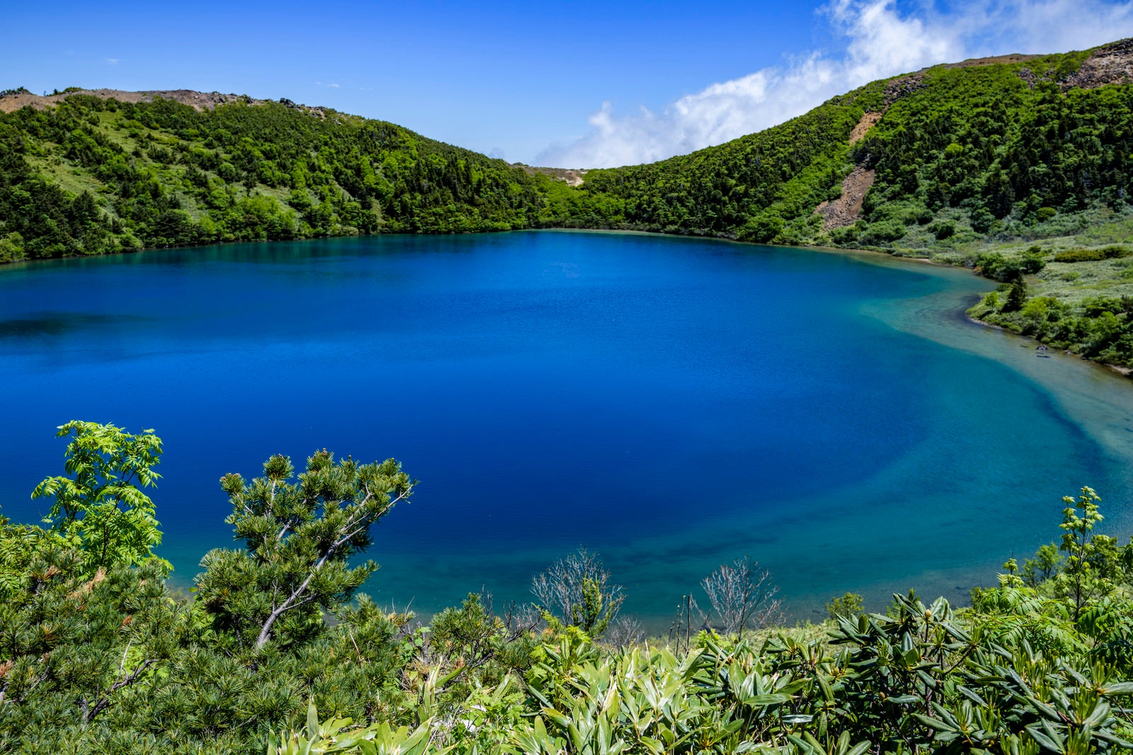 「神秘的な青いカルデラ湖（魔女の瞳）」の写真