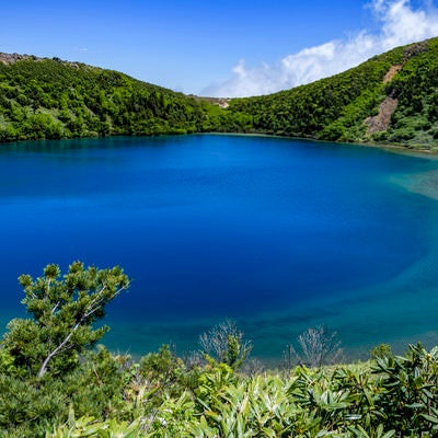 神秘的な青いカルデラ湖（魔女の瞳）の写真