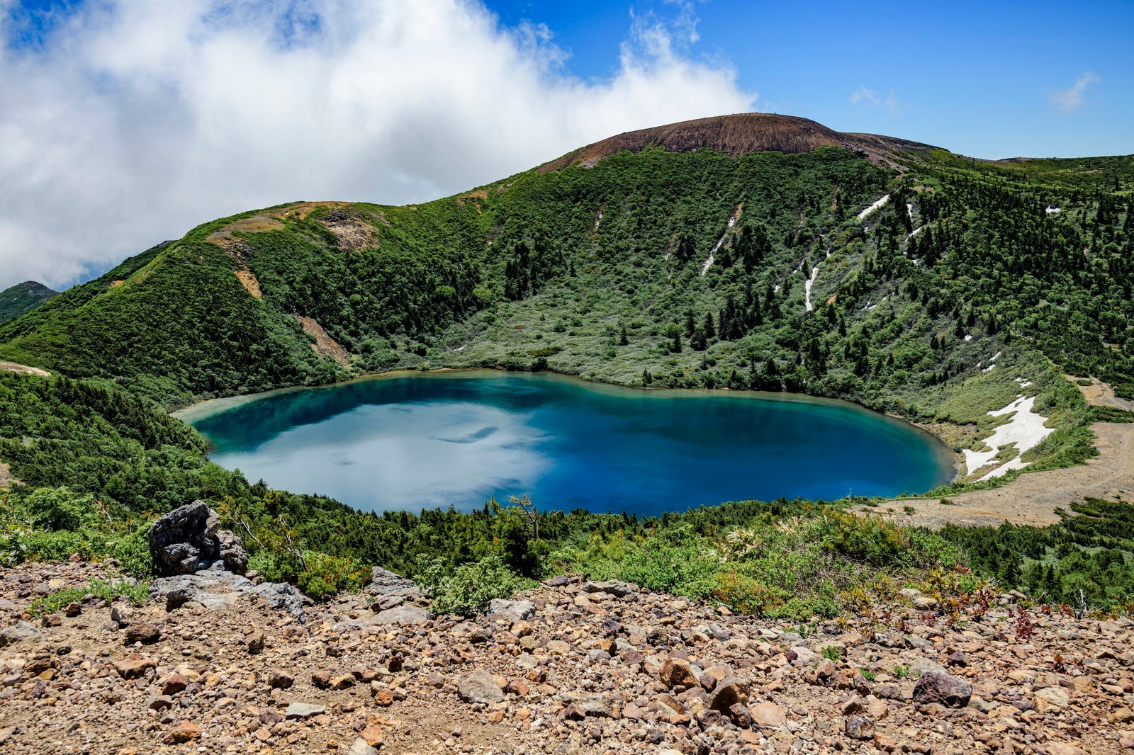 「家形山から見る一切経山とカルデラ湖（魔女の瞳）」の写真