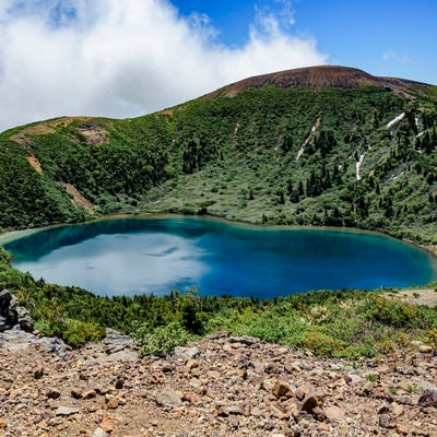 家形山から見る一切経山とカルデラ湖（魔女の瞳）の写真