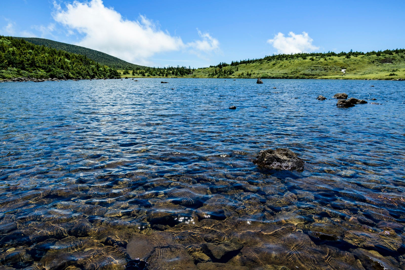 「青空が映り込む山の上の湖（吾妻連峰）」の写真